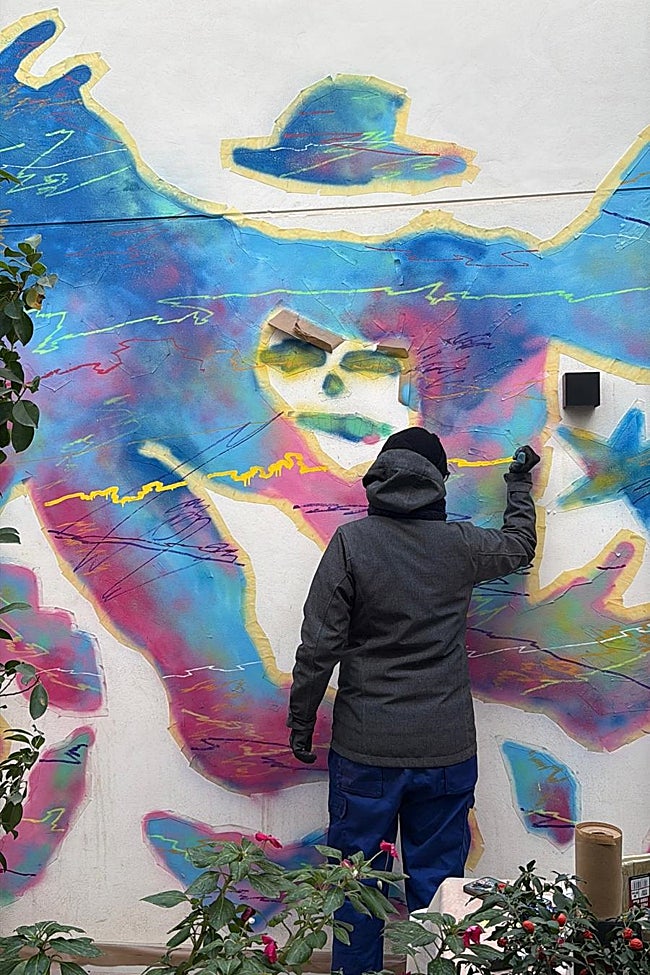 Coco Riot durante su intervención en el patio del restaurante Taller de Sabores en Bullas.