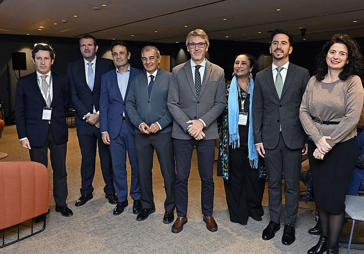 Foto de familia de la clausura del simposio.