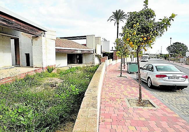 Hilera de chalés en el resort Peraleja Golf, ubicado en la pedanía murciana de Sucina.