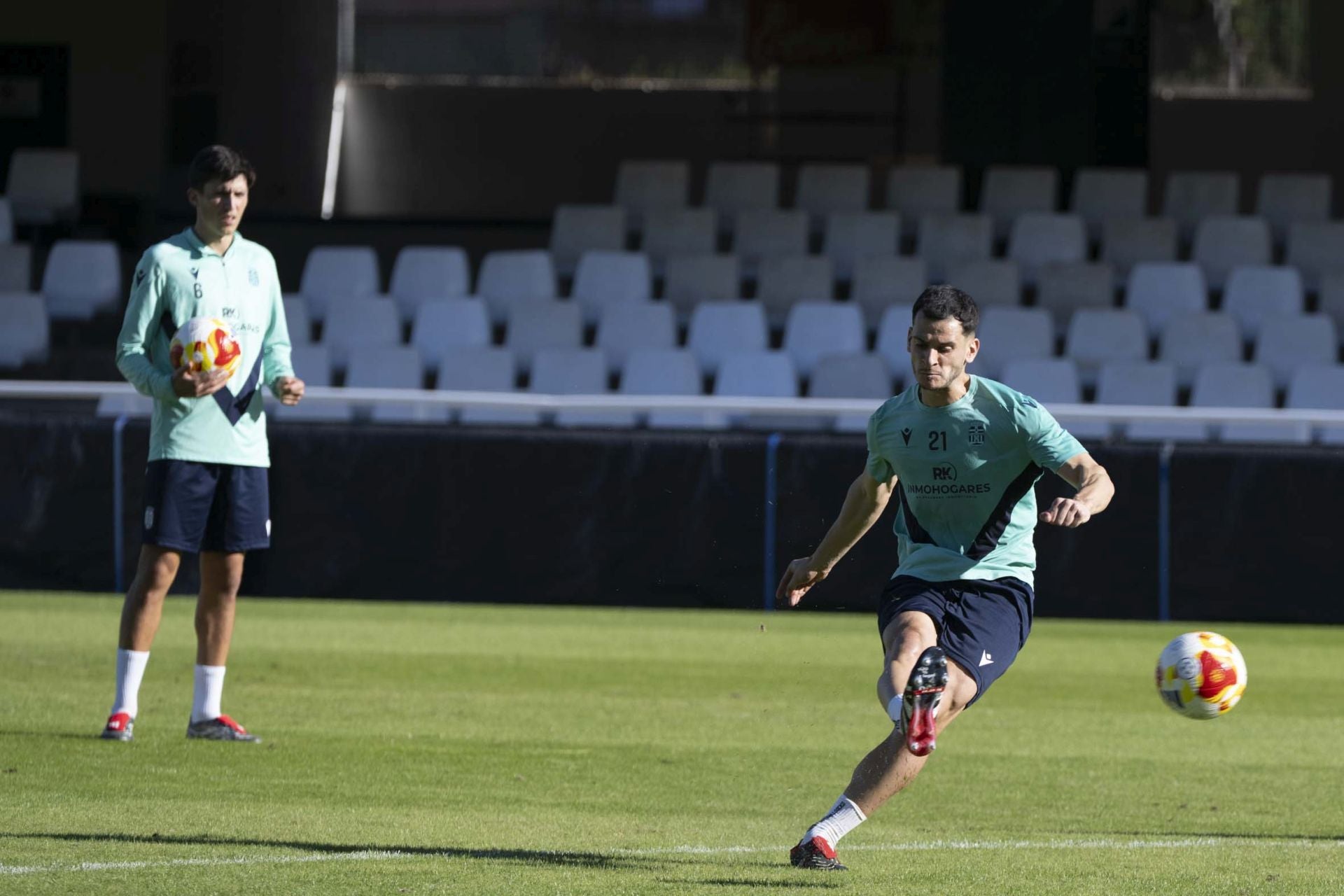 El último entrenamiento del Fútbol Club Cartagena antes del derbi contra el Real Murcia, en imágenes
