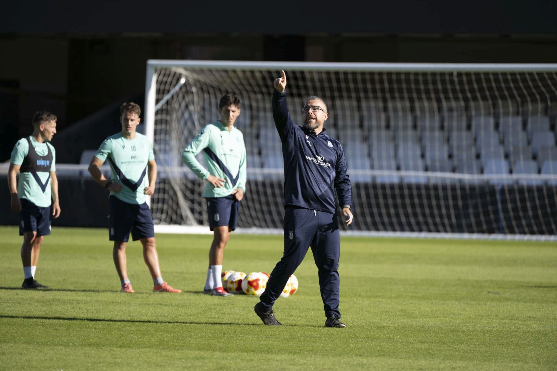 El último entrenamiento del Fútbol Club Cartagena antes del derbi contra el Real Murcia, en imágenes