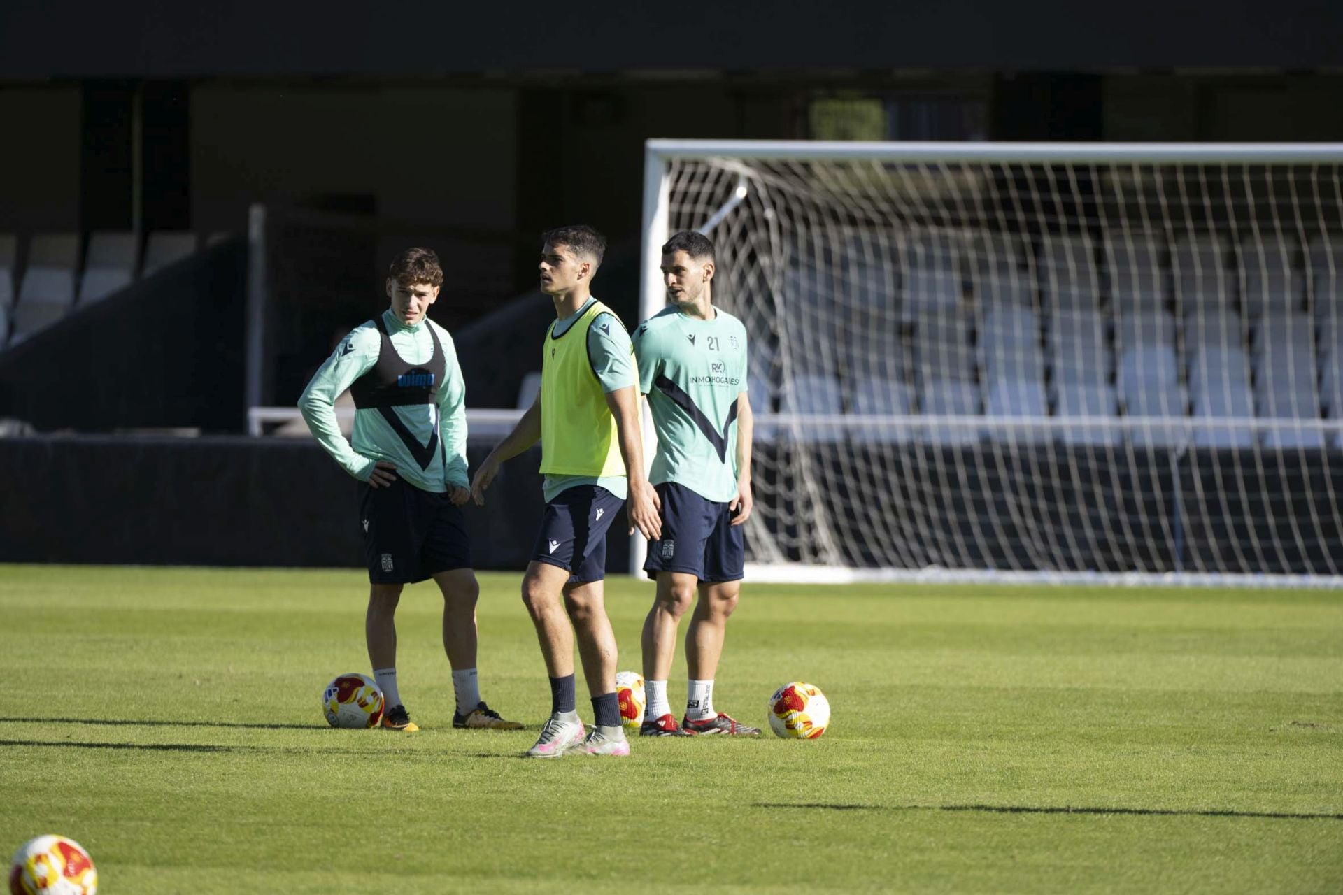 El último entrenamiento del Fútbol Club Cartagena antes del derbi contra el Real Murcia, en imágenes