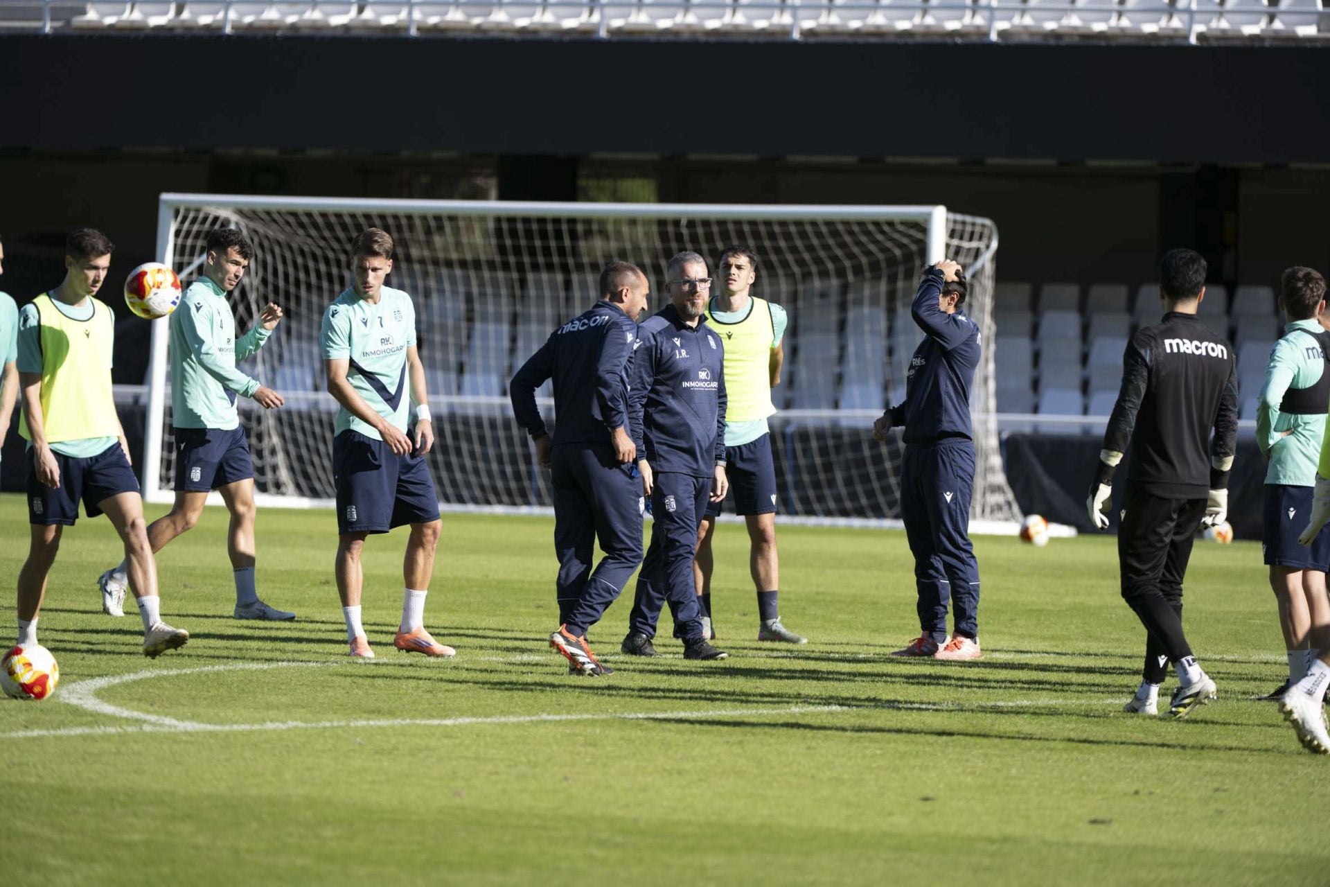 El último entrenamiento del Fútbol Club Cartagena antes del derbi contra el Real Murcia, en imágenes