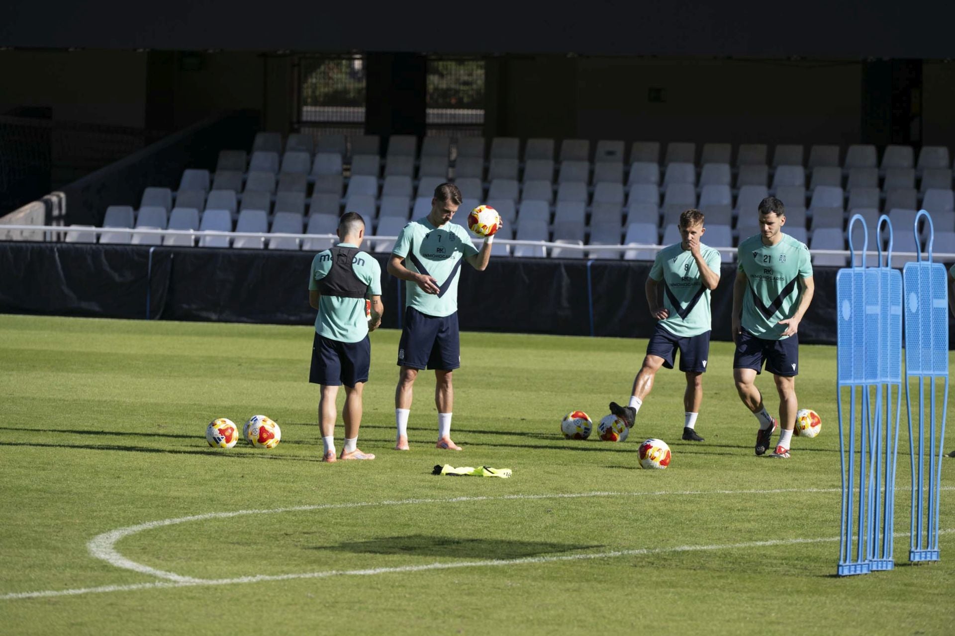 El último entrenamiento del Fútbol Club Cartagena antes del derbi contra el Real Murcia, en imágenes