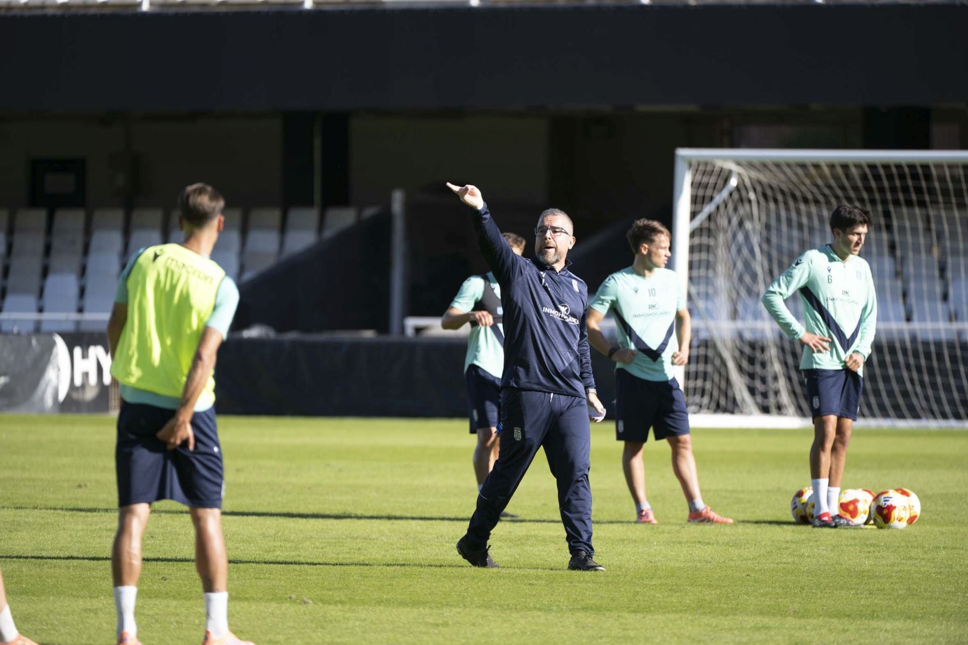 El último entrenamiento del Fútbol Club Cartagena antes del derbi contra el Real Murcia, en imágenes