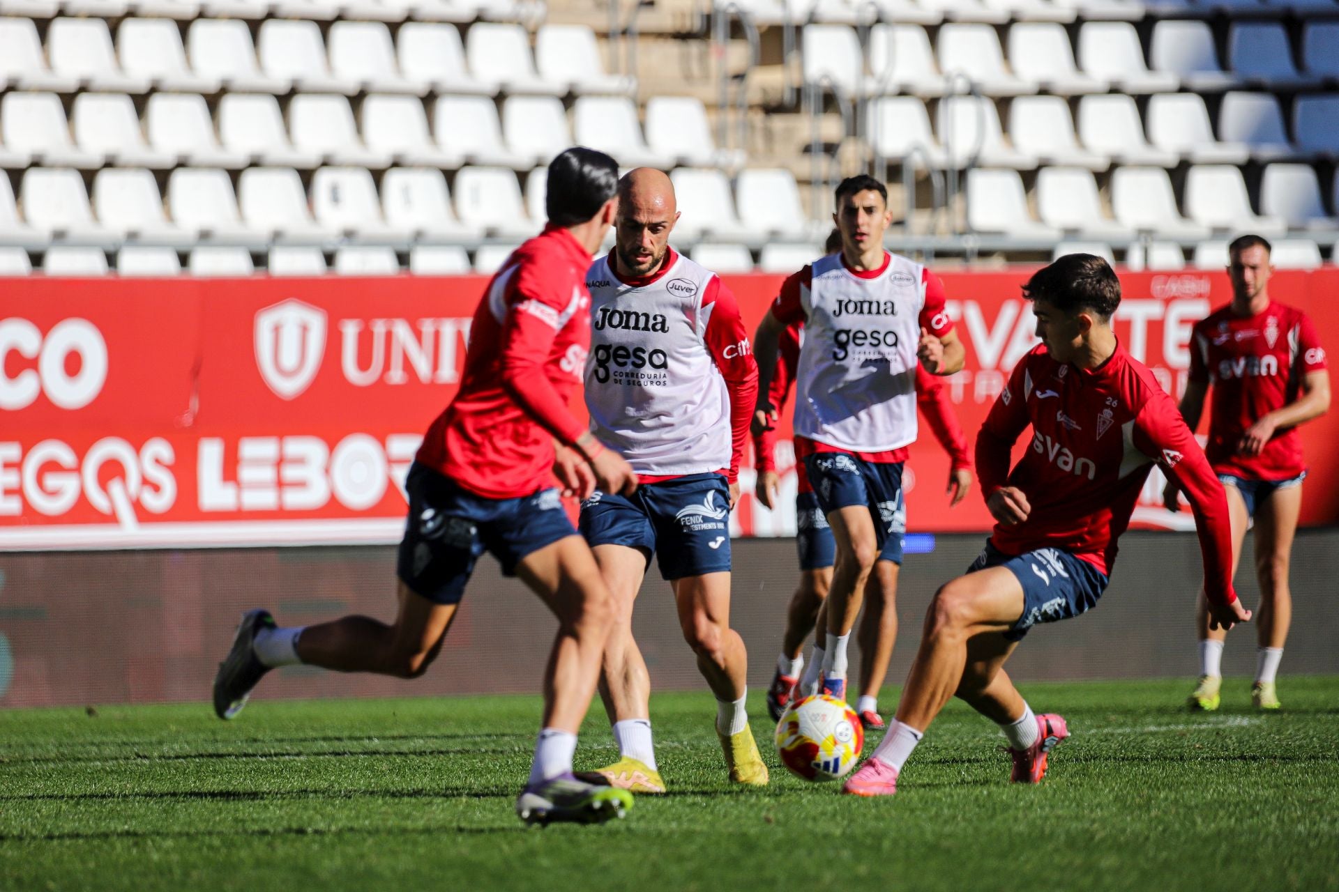 El último entrenamiento del Real Murcia antes del derbi contra el Fútbol Club Cartagena, en imágenes