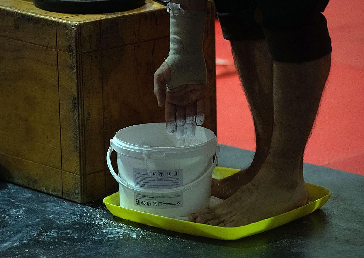 Imagen secundaria 1 - Los compañeros, atentos y unidos en medio de uno de los impresionantes trucos de 'Sísifos'. 