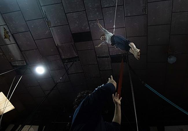 Una ágil vuela por unos instantes tras el lanzamiento de su portor.