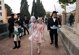 Los pajes de las Fiestas llegan a la misa en la iglesia de San Francisco.