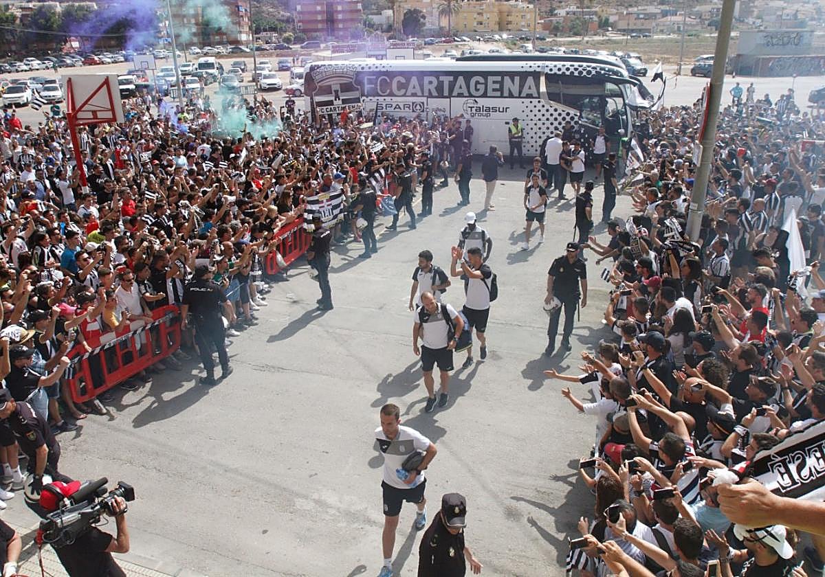 Recibimiento al equipo en su anterior etapa en Segunda B.