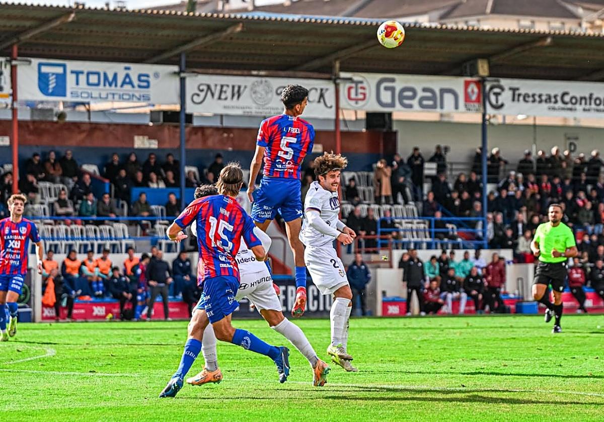 El local Ismael Fedel despeja un balón en el partido de ayer en La Constitución.