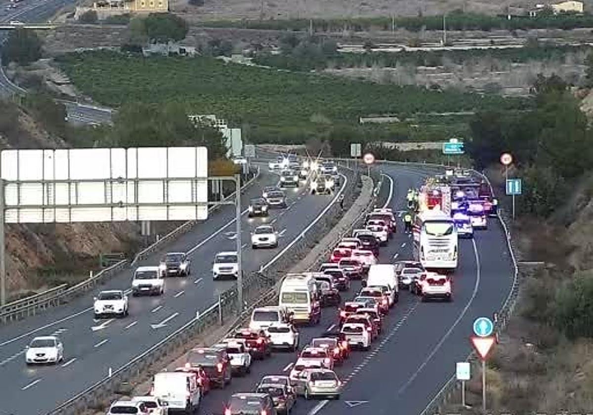 Atascos en el punto de la autovía A-7 donde se ha producido el accidente.