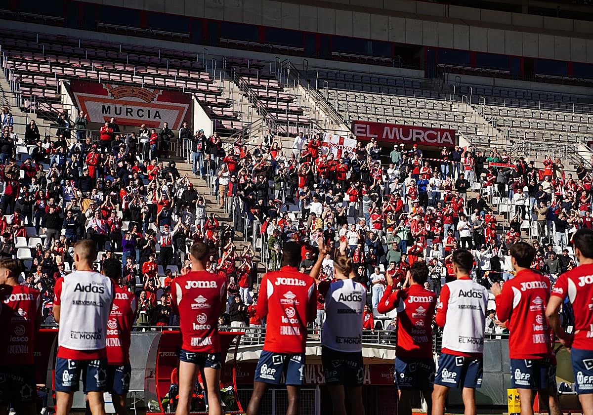 Los jugadores agradecen a la afición su asistencia al entrenamiento de este domingo.