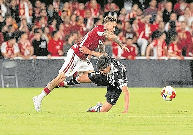 Fidalgo frena desde el suelo el avance de Isi Gómez.