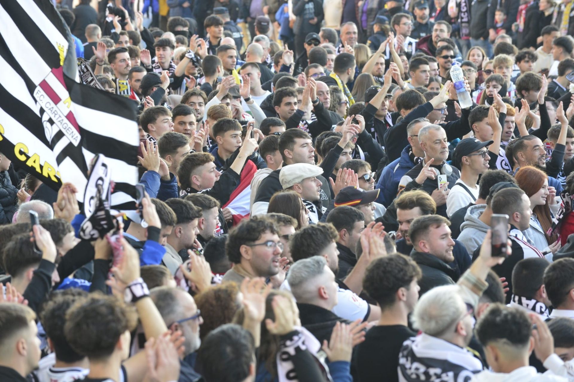 En imágenes, el ambiente en el entorno del Cartagonova