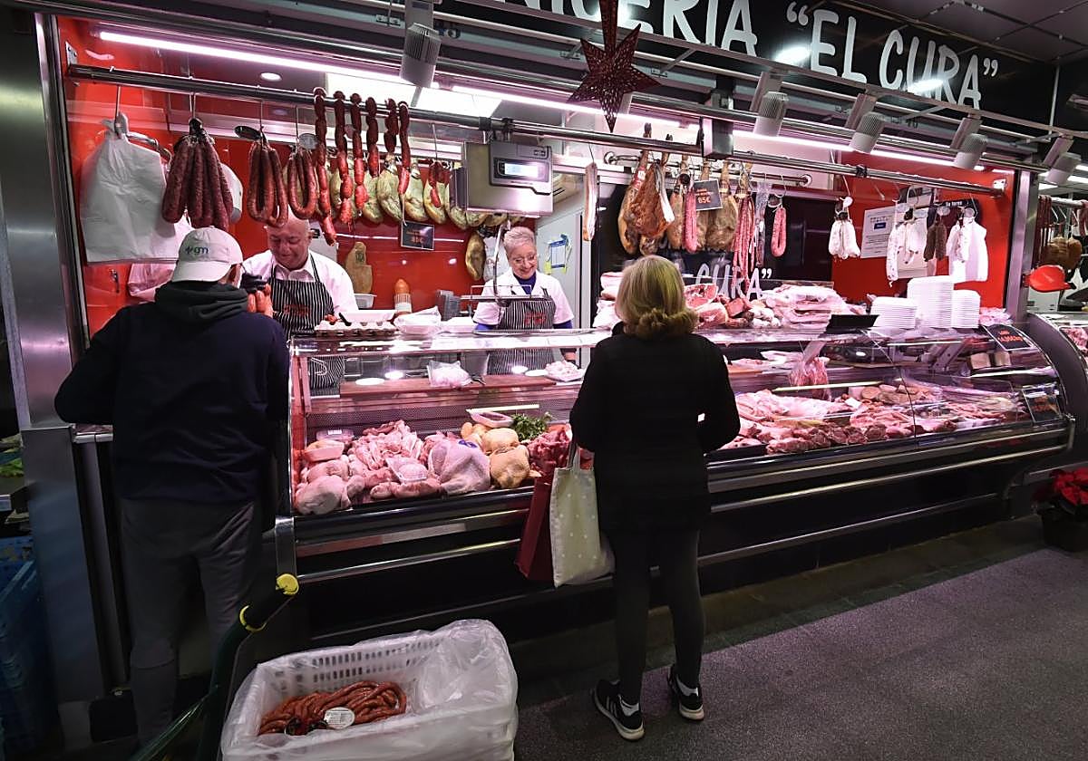 Antonio Ortín y Pilar Martínez atienden a sus clientes en la carnicería El Cura, en el Mercado de Verónicas, la pasada semana en Murcia.