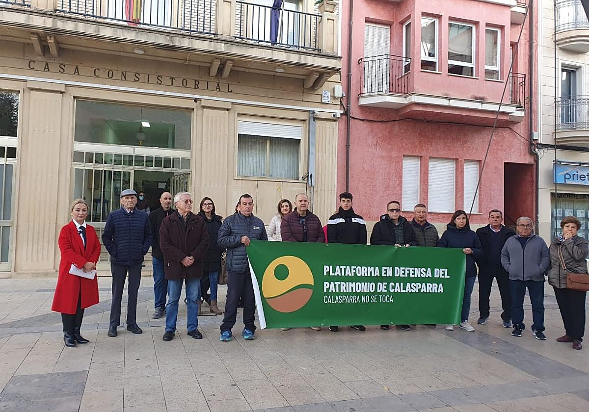 Miembros de la plataforma en una protesta en el municipio.