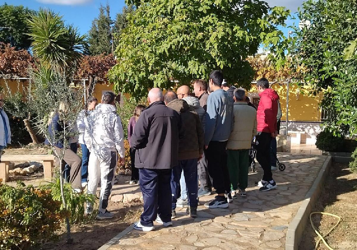 Los usuarios de la comunidad terapéutica en uno de los descansos de los talleres.