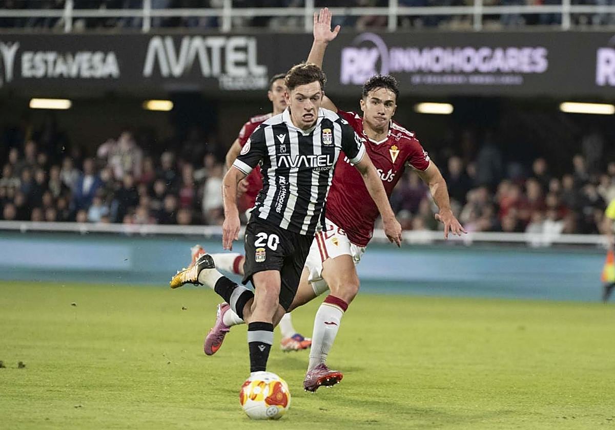 Diego Gómez se dispone a fallar un mano a mano ante Gazaniga, anulado luego por fuera de juego.