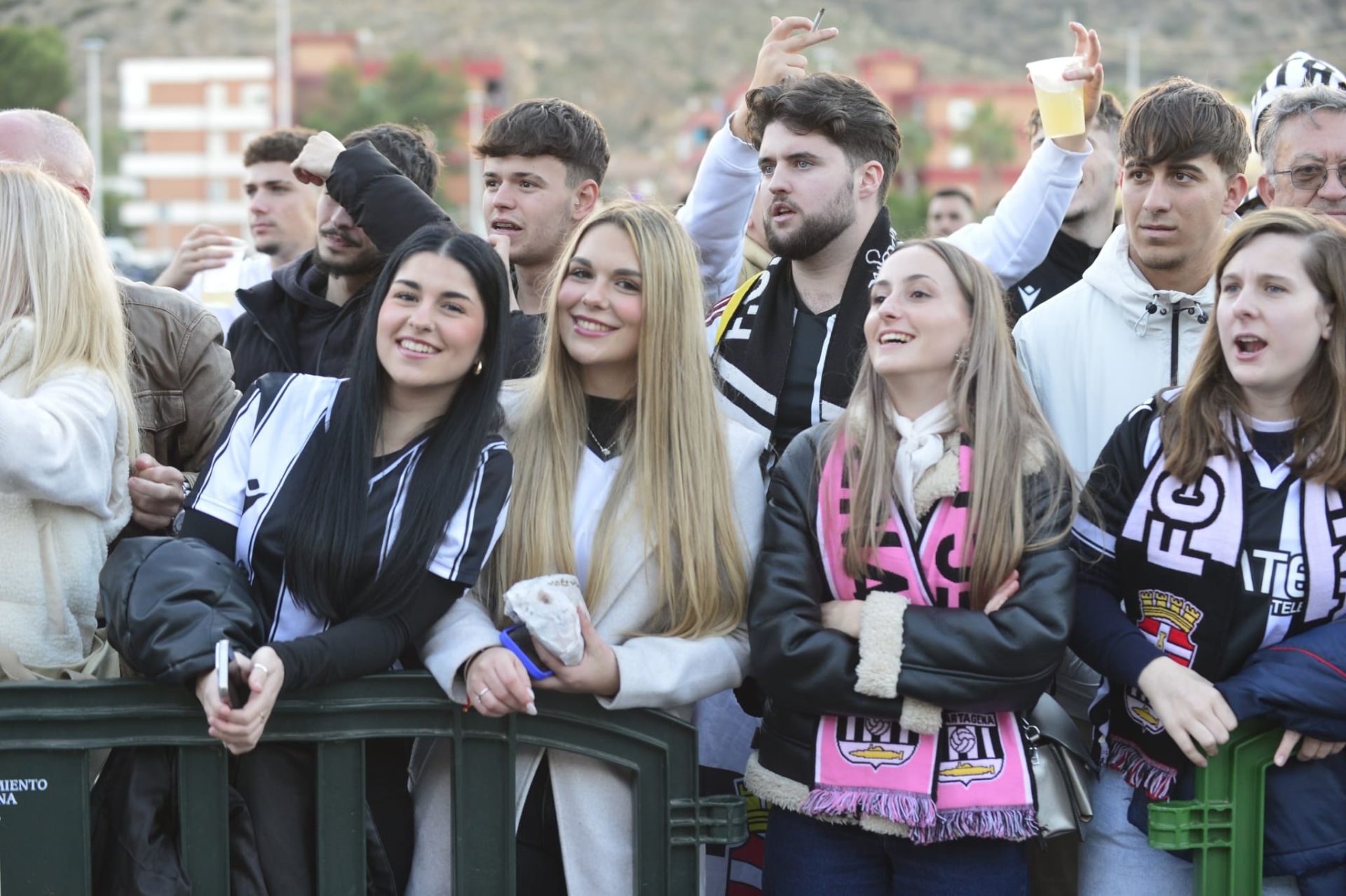 En imágenes, el ambiente en el entorno del Cartagonova