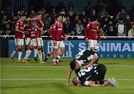 Los jugadores del Real Murcia celebran el gol de Héctor Pérez.