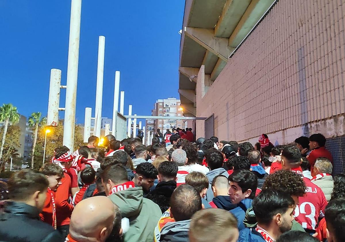 Aglomeración de aficionados, en el exterior del estadio, a escasos minutos del inicio del Cartagena-Real Murcia.