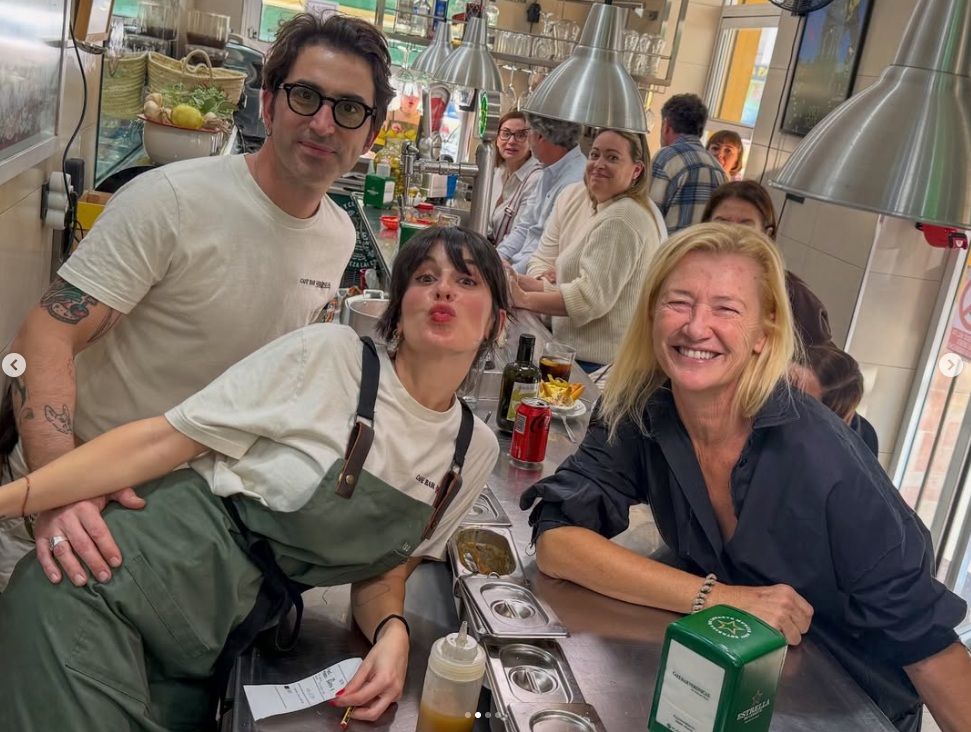 La actriz Ana Duato posando, este domingo a mediodía, en la barra de Café Bar Verónicas, establecimiento ubicado en Murcia.