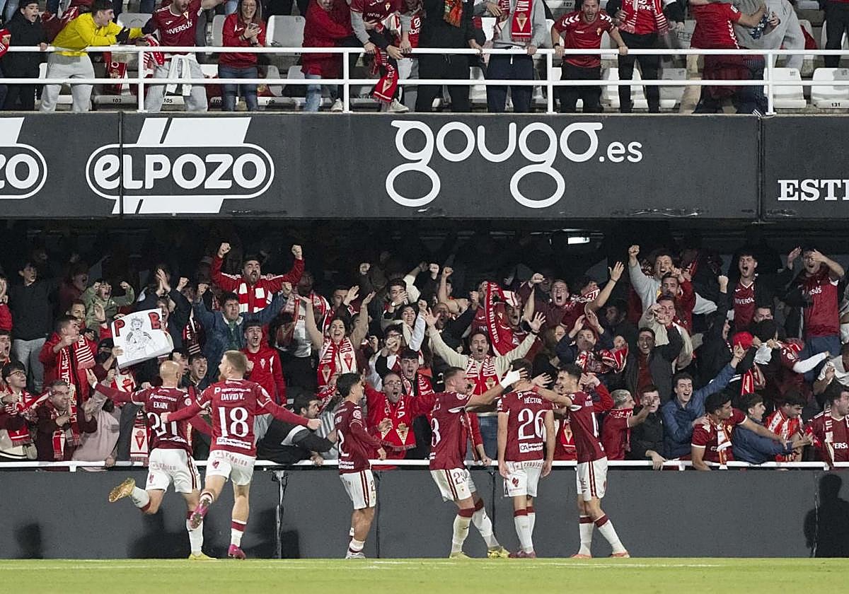 Los jugadores y aficionados del Real Murcia celebrando el único gol del partido.
