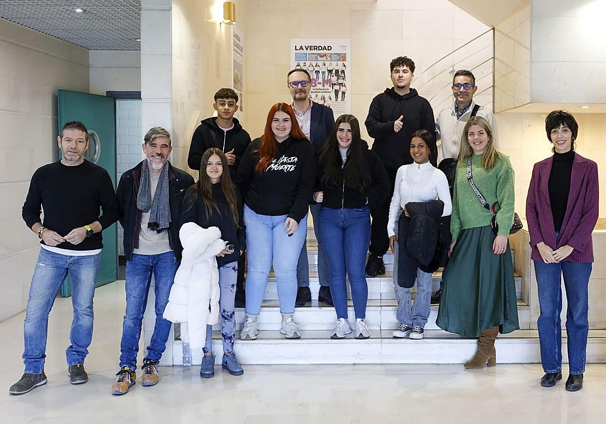 Los periodistas Víctor Rodríguez, director de LA VERDAD, Raúl Hernández e Isabel Manzano junto a seis alumnos del IES Francisco de Goya, de Molina de Segura, y tres docentes.