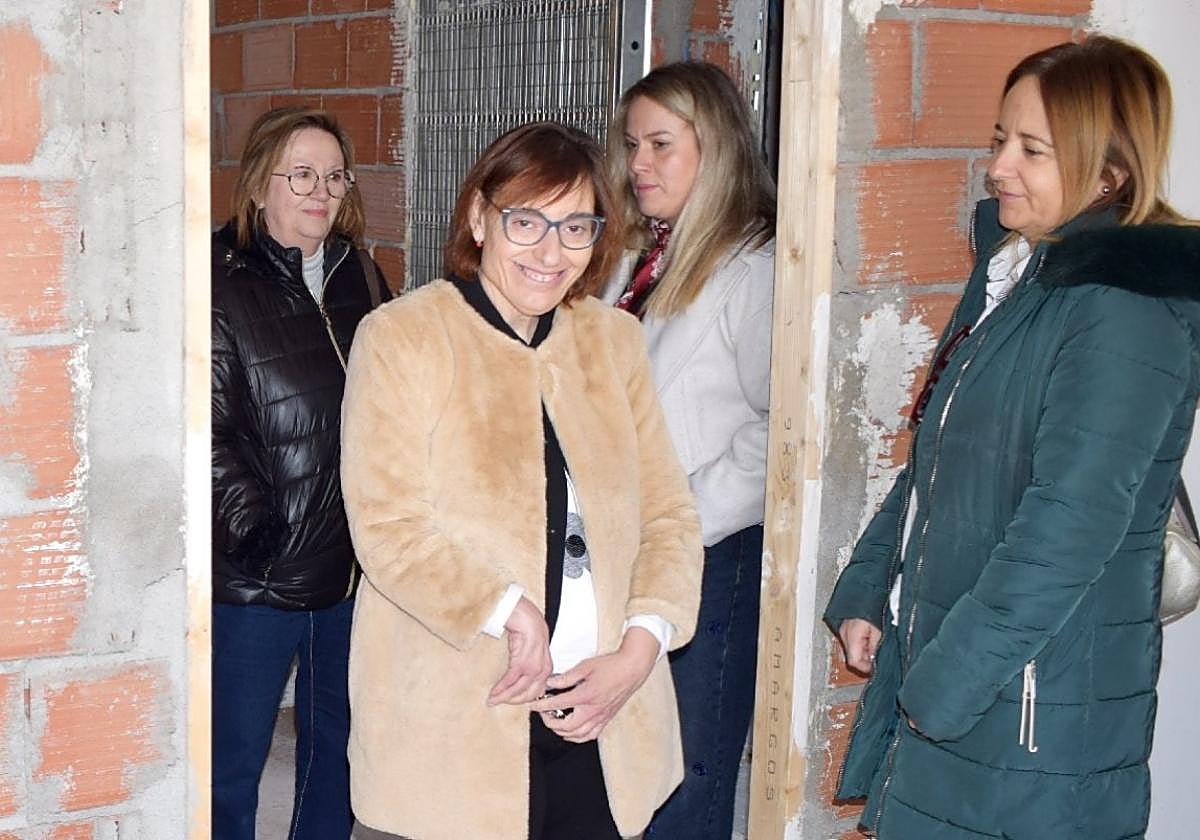 María Luisa Esteve (primer plano), junto a Mari Carmen Martínez, la presidenta de Apcom; Miriam Espallardo y Chari Sánchez, gerente.