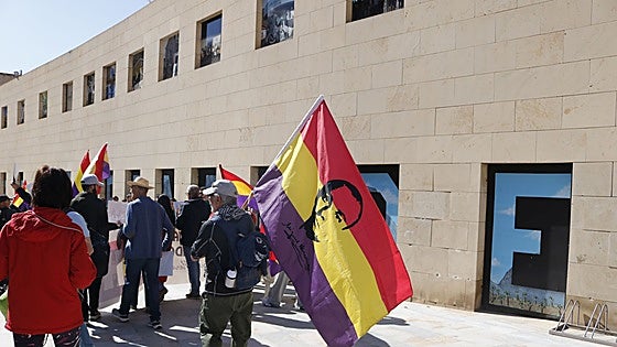 Reiteran la petición de restituir los vinilos en homenaje a Miguel Hernández en Orihuela