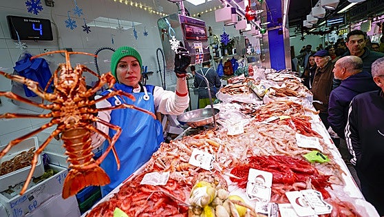 Los «precios por las nubes» no frenan a la clientela en unos mercados de Murcia a rebosar