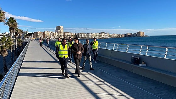 Abre el primer tramo del rehabilitado dique de Levante de Torrevieja