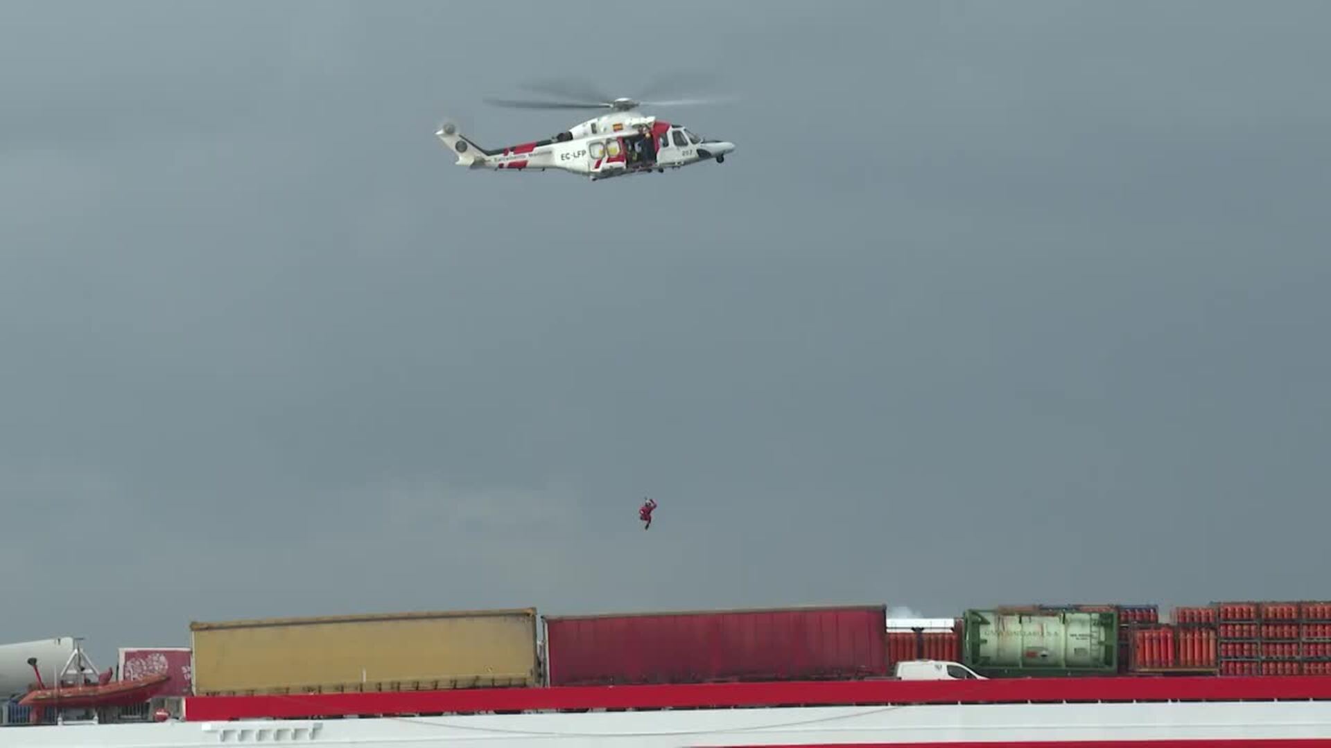 Capitanía Marítima y Bombers realizan un simulacro de vertido químico e incendio en un barco