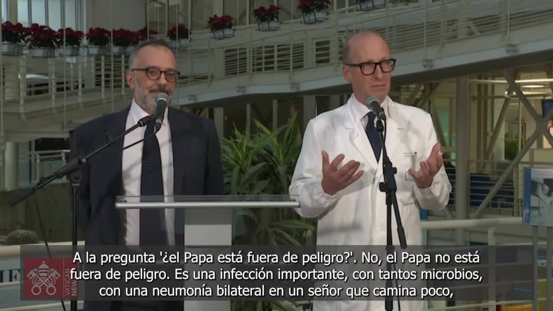 Médicos Hospital Gemelli señalan una mejoría en salud del Papa pero "no está fuera de peligro"