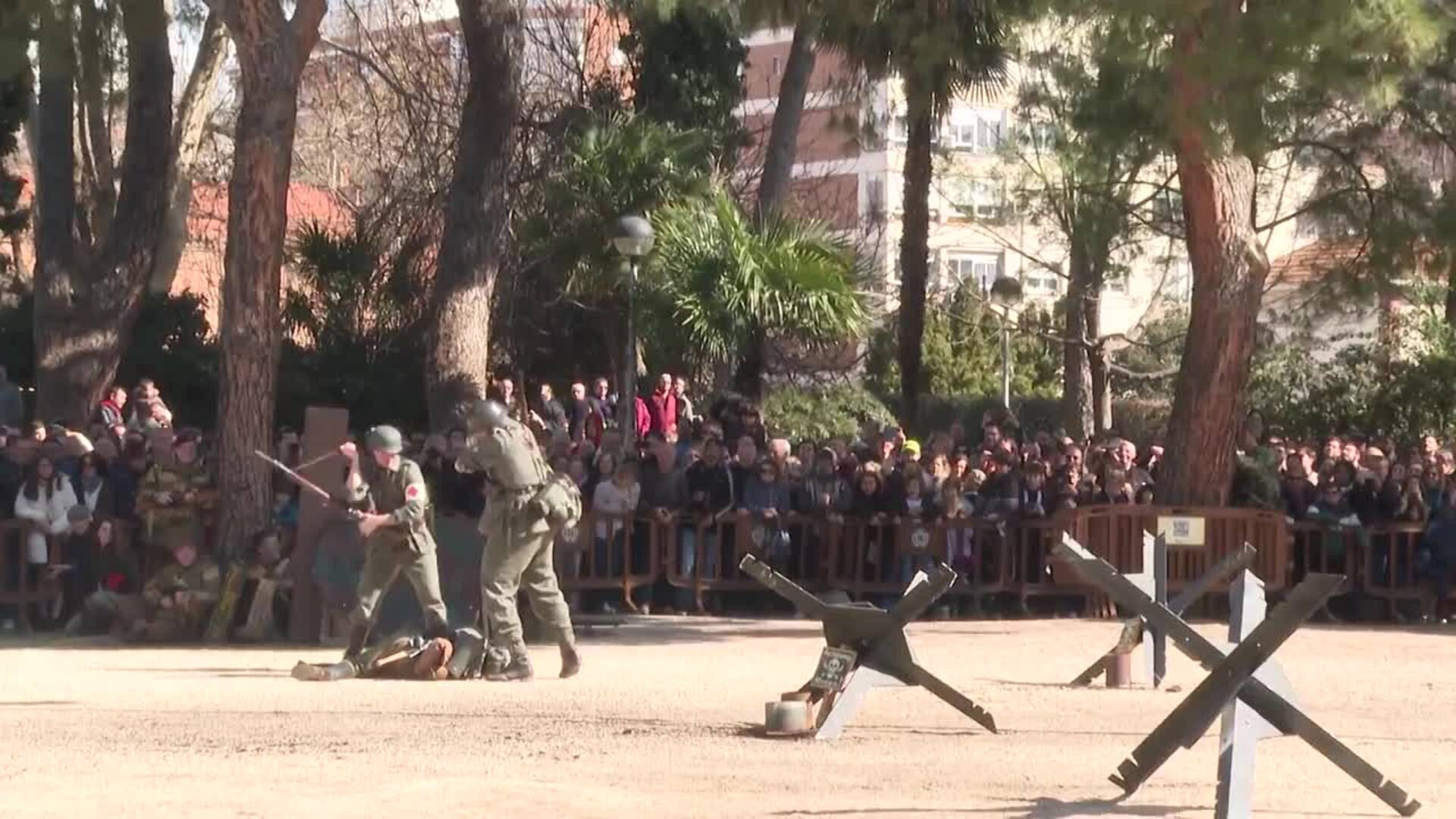 Tropas aliadas y fuerzas alemanas se enfrentan en una recreación histórica en Alcalá de Henares