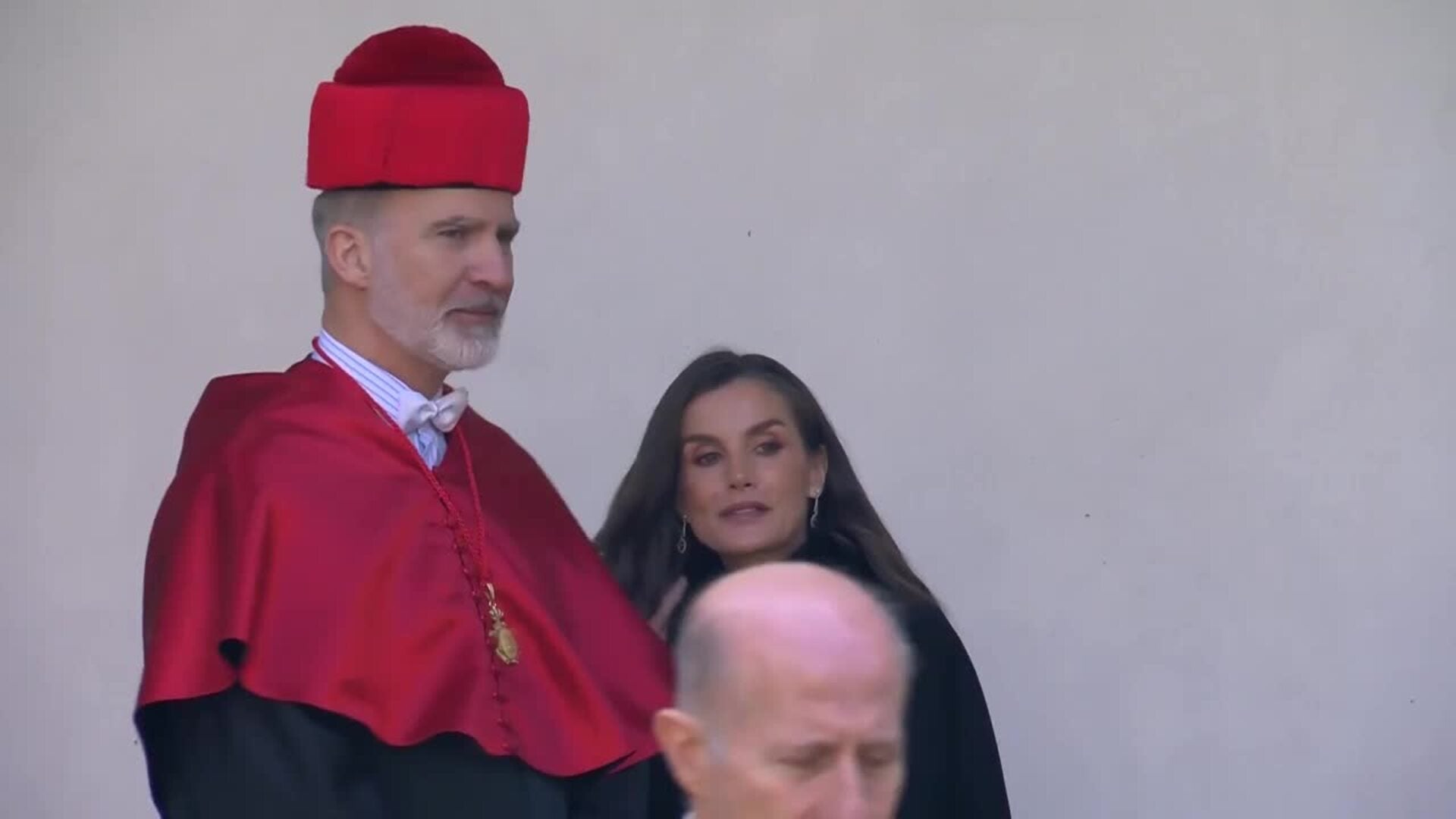 La reina Letizia impacta con su último estreno: Un impresionante vestido rojo de vuelo