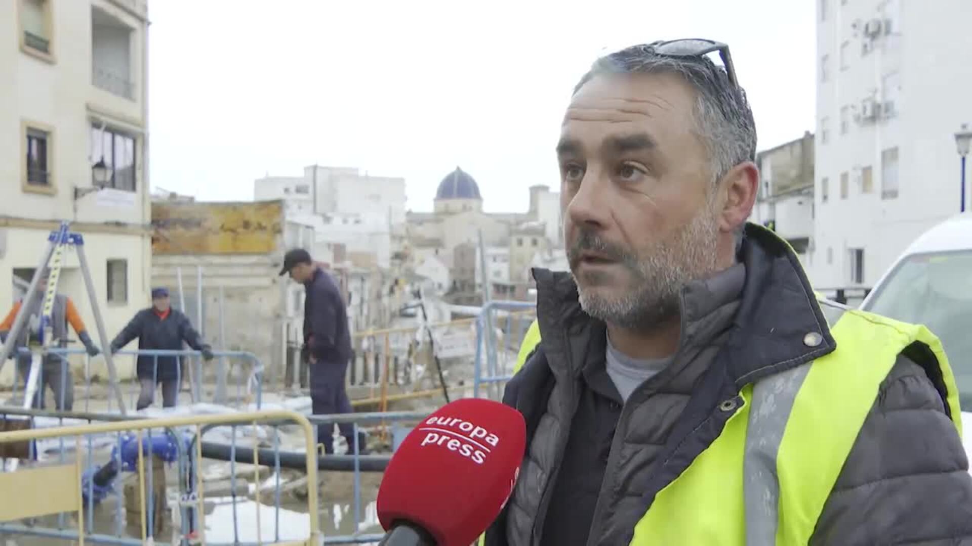 Operarios técnicos de Chiva (Valencia) impulsan las aguas de la lluvia a la depuradora