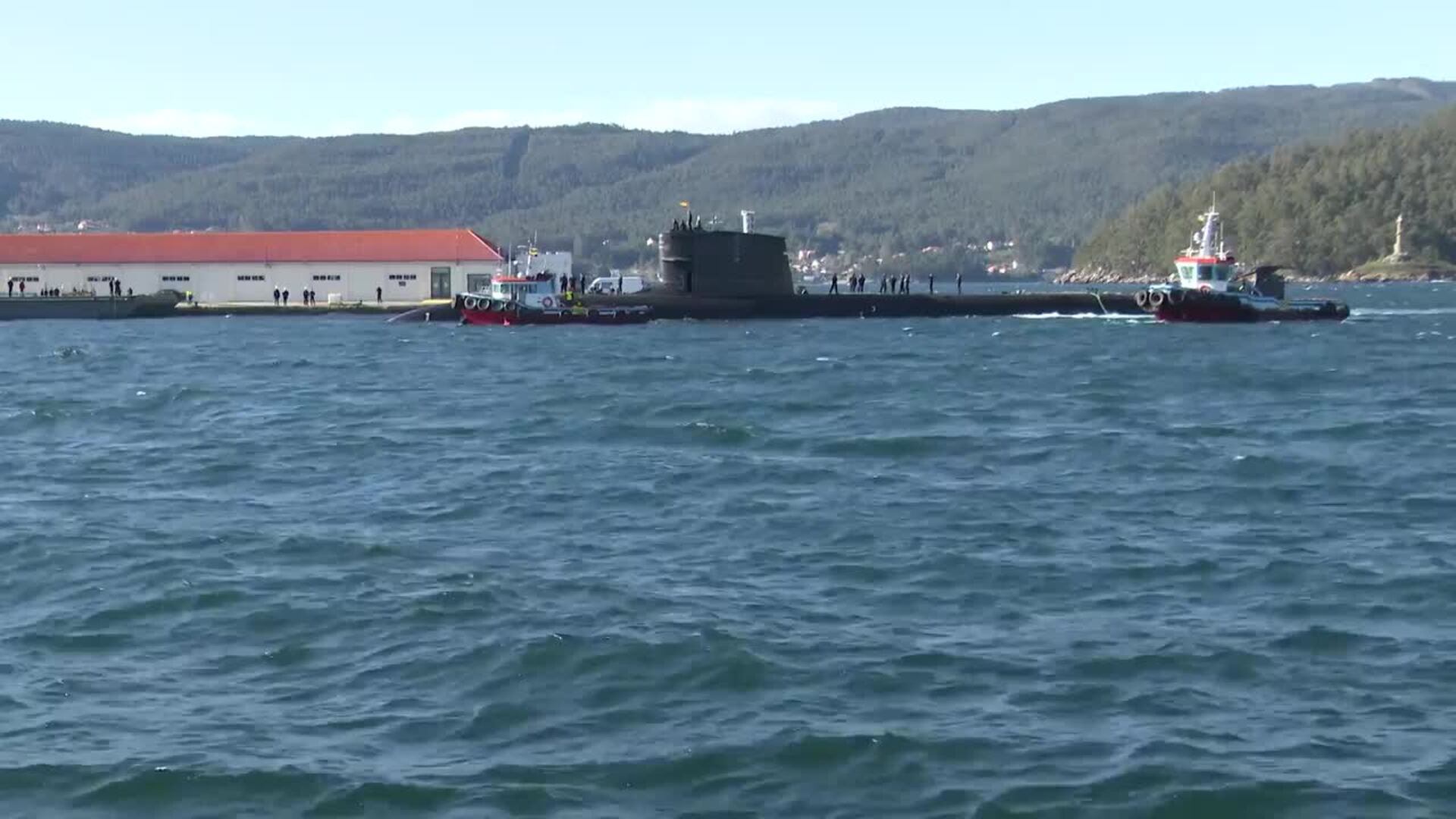 Atraca en Marín el submarino 'Isaac Peral' de la Armada bajo una gran expectación