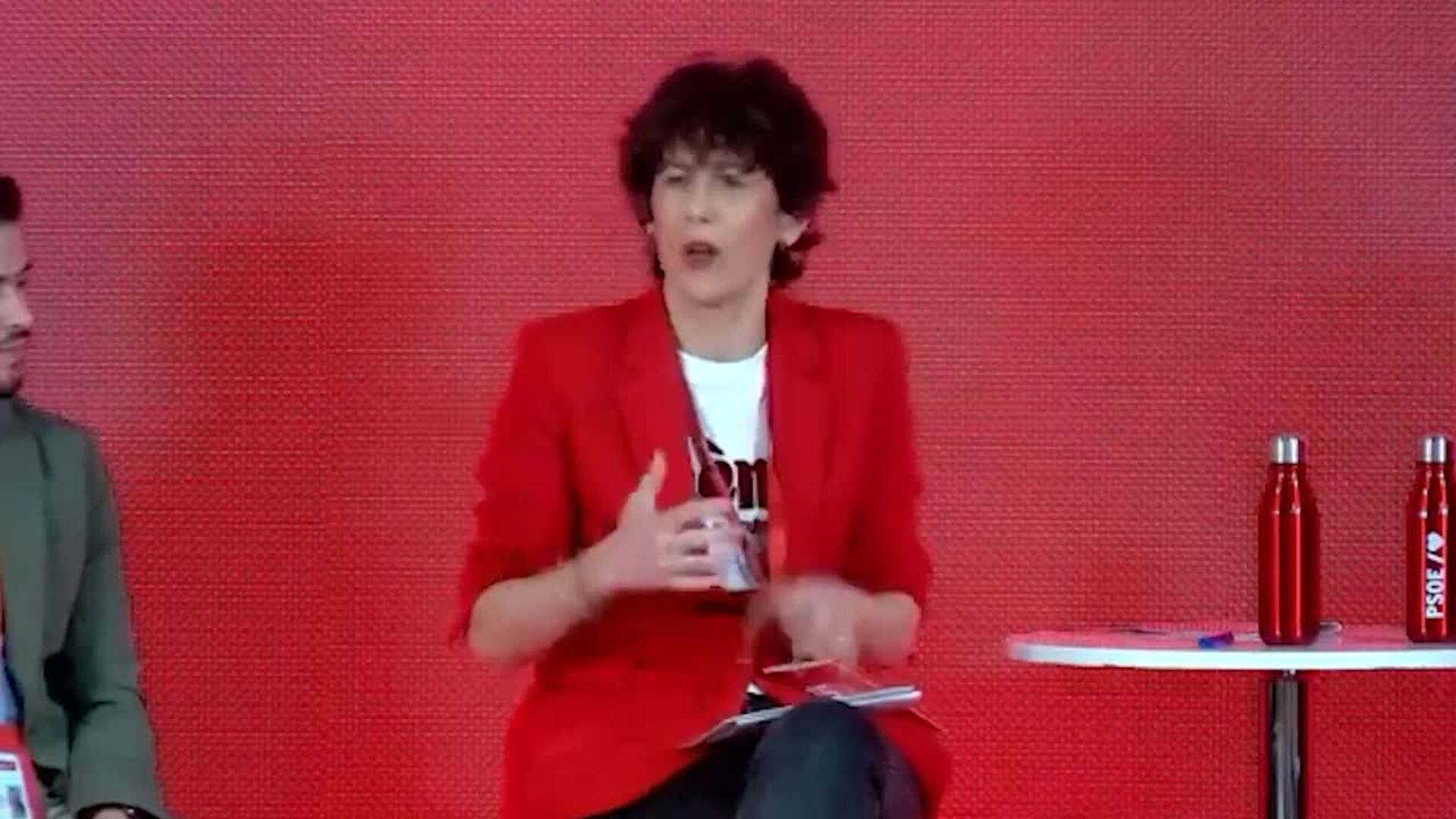 Elma Saiz asegura a los jóvenes que las pensiones "también están garantizadas en el futuro"