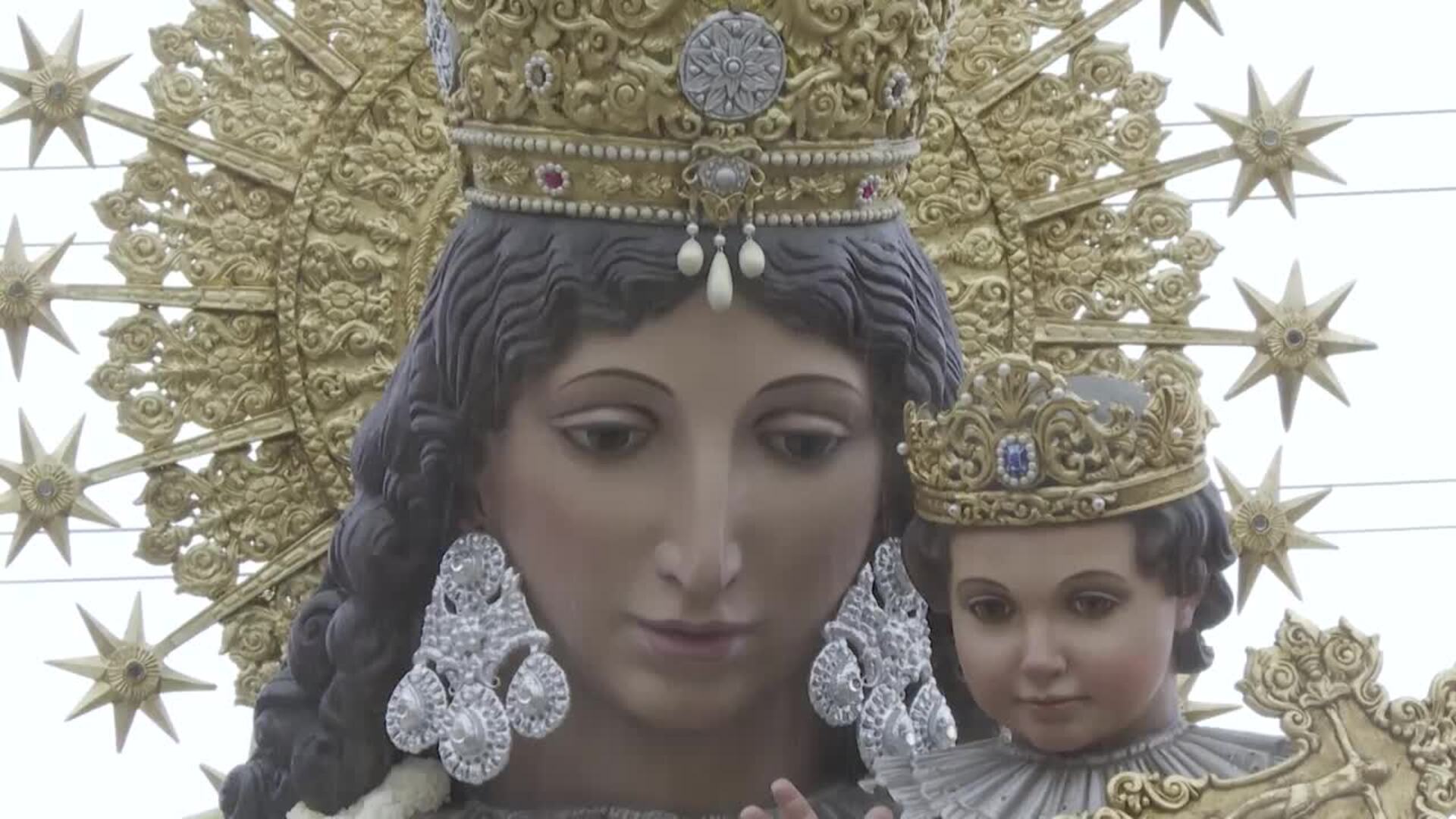 La Ofrenda y la Nit del Foc de Valencia se mantienen pese a la lluvia