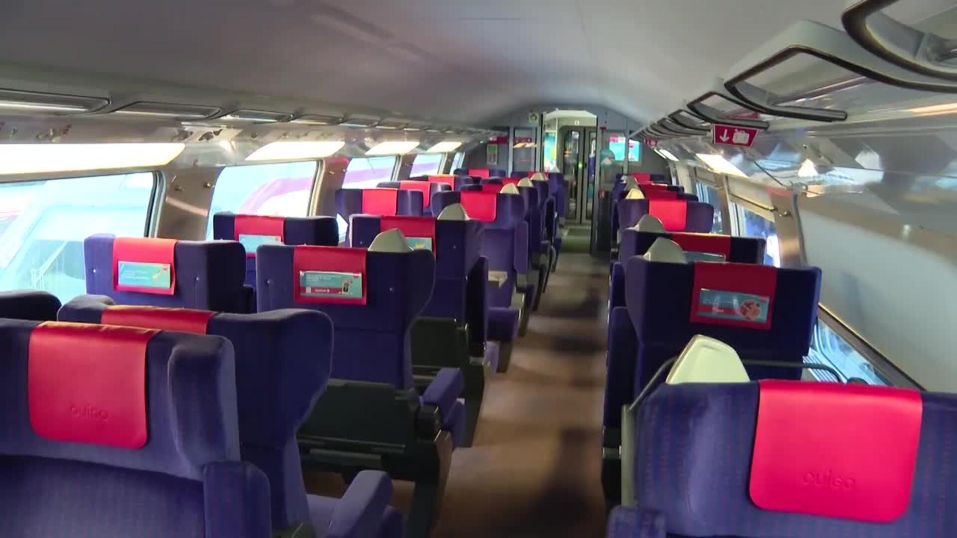 Un tren Ouigo parado en la vía fue origen pero no culpable de sobrecarga de tensión del lunes