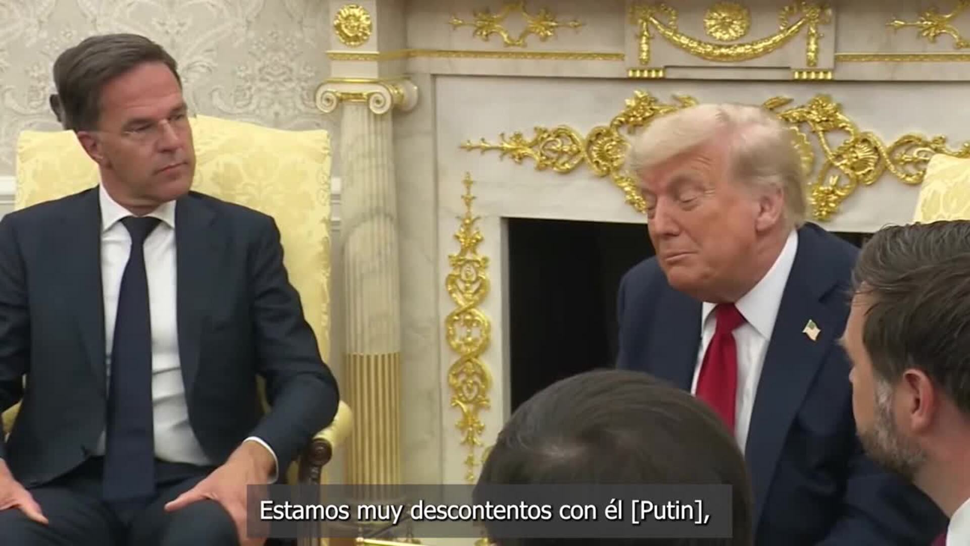 Trump amenaza a Rusia con "100% de aranceles secundarios"