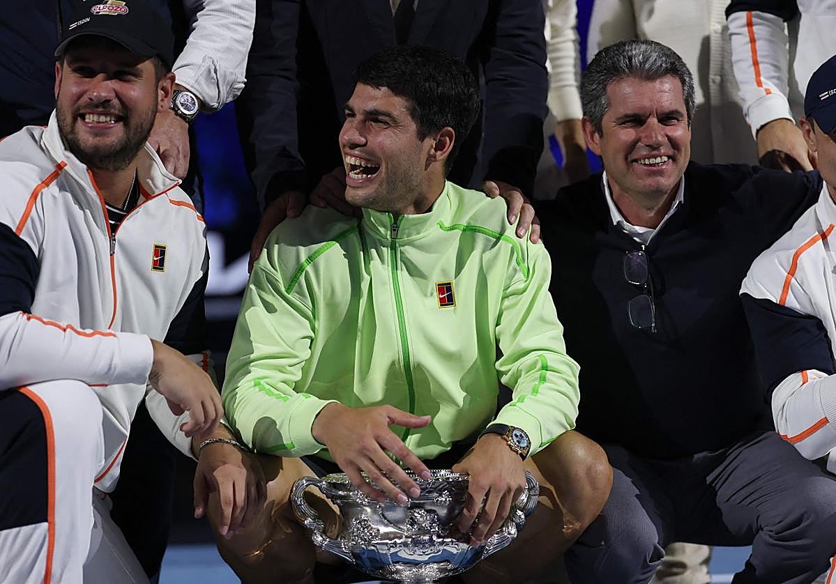 Álvaro Alcaraz, hermano, Carlos Alcaraz, y Carlos Alcaraz, padre, celebrando el título en Australia.