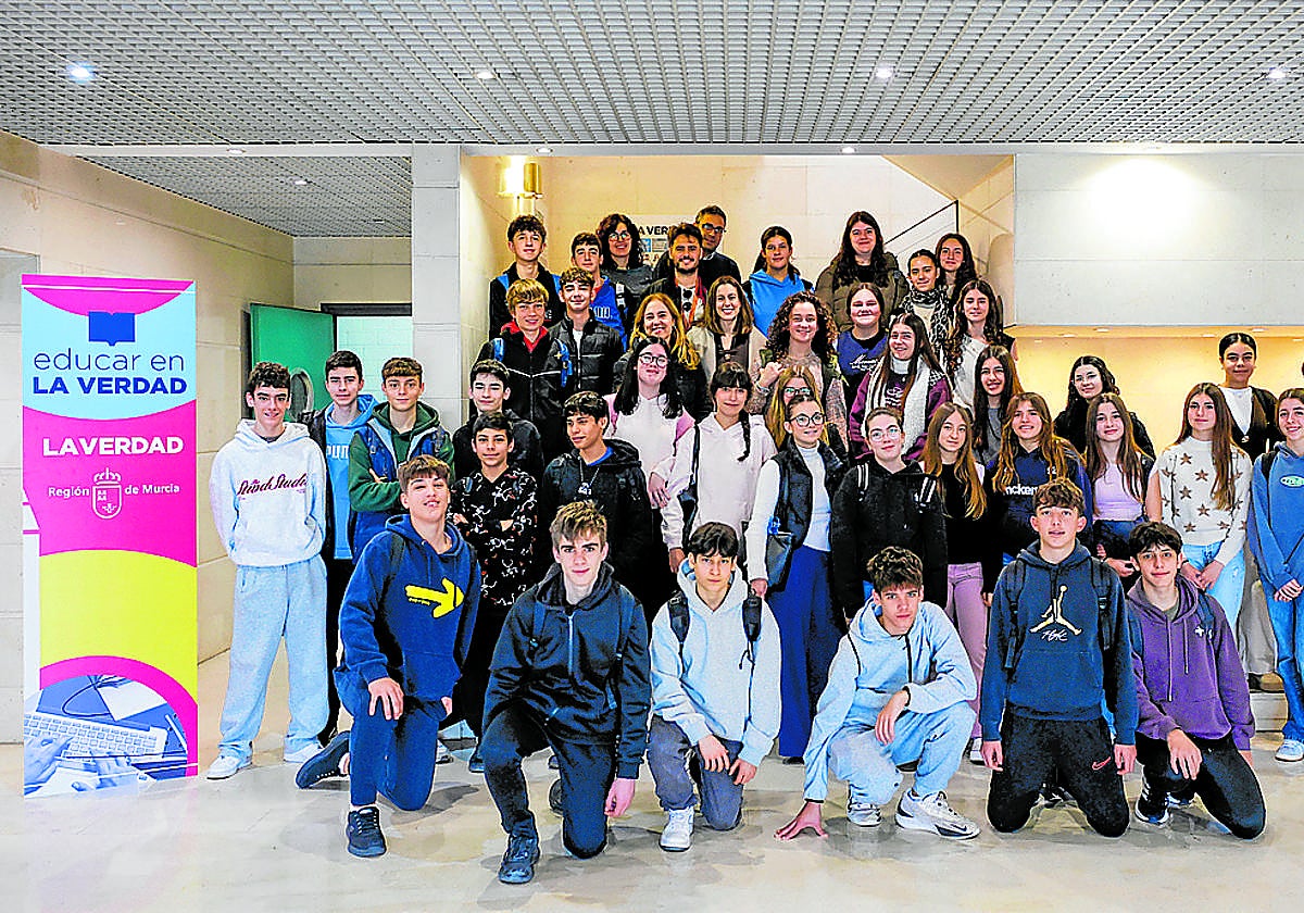 La jefa del Área de Local, María García, y el periodista David Gómez, con los alumnos de 3º de la ESO del IES Ruiz de Alda, de San Javier, acompañados por tres profesores.