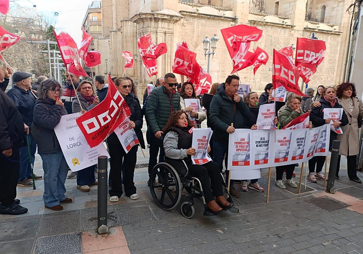 Limpiadoras e integrantes de Comisiones Obreras, ayer, durante la protesta.