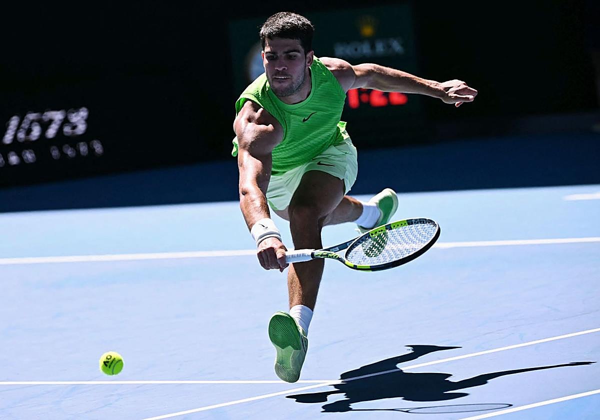 Carlos Alcaraz, en un esforzado resto en el pasado Open de Australia.