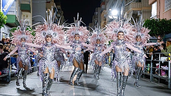 Águilas vibra en su Carnaval y se desquita del viento