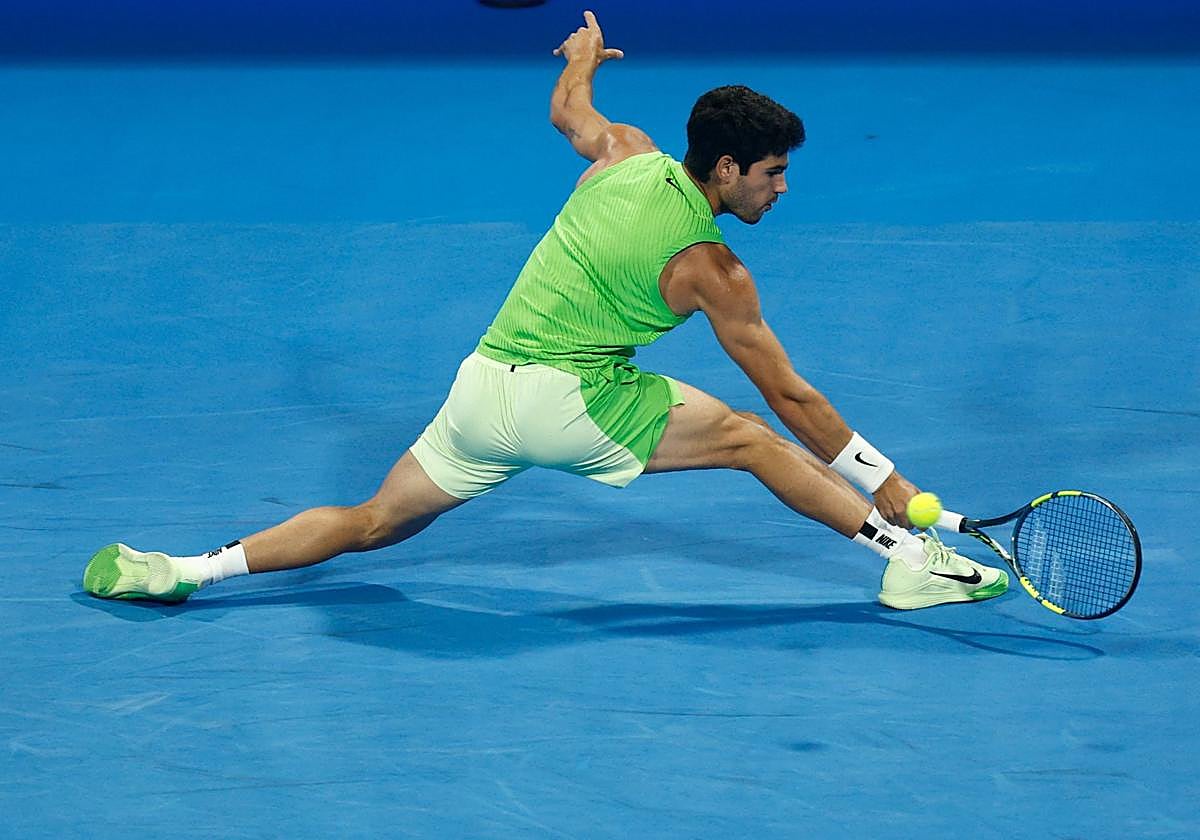 Carlos Alcaraz durante su partido contra Karen Khachanov.
