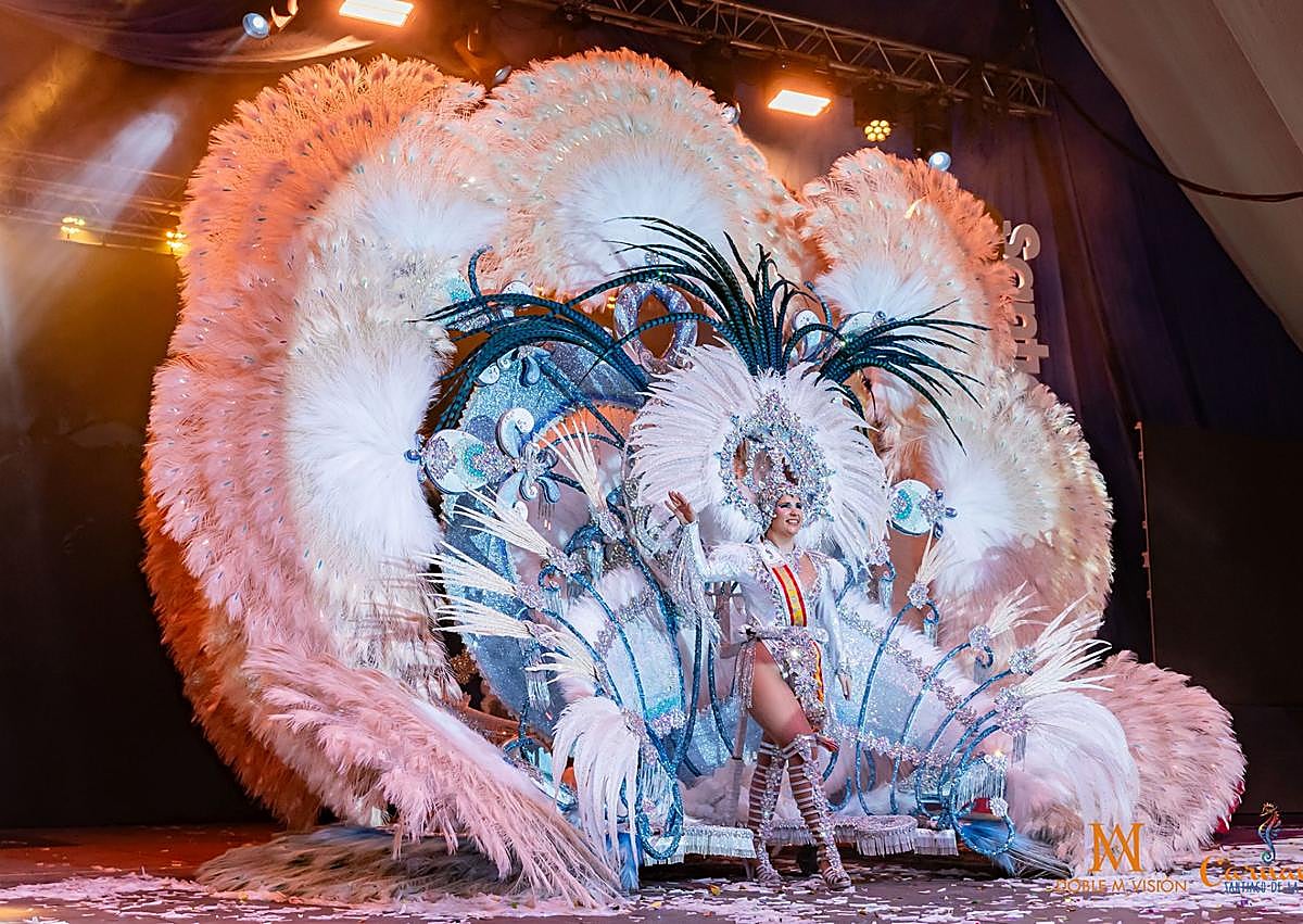 Imagen secundaria 1 - 1. Musas infantiles junto a autoridades locales. 2. Tamara Sánchez, reina del Carnaval. 3. La pregonera, Julia Gallut, junto al alcalde.